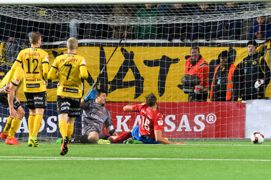 Helsingborgs Mikael Dahlberg  missar mål i kamp med Elfsborgs målvakt Kevin Stuhr Ellegaard
