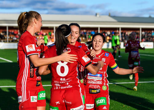 Piteås Tempest-Marie Norlin jublar tillsammans med Felicia Karlsson efter sitt 1-0 mål