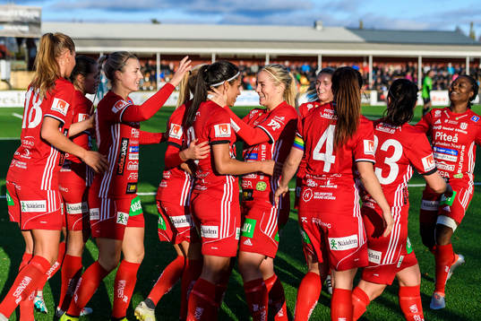 Piteås Tempest-Marie Norlin kramas om av Irma Helin efter sitt 1-0 mål