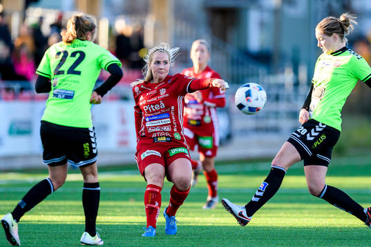 Piteås Irma Helin med bollen