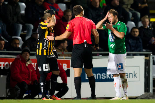 Häckens Paulo de Oliveira och Jönköpings Tom Siwe har ont