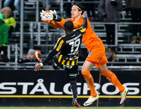 Häckens John Owoeri i duell med Jönköpings målvakt Damir Mehic