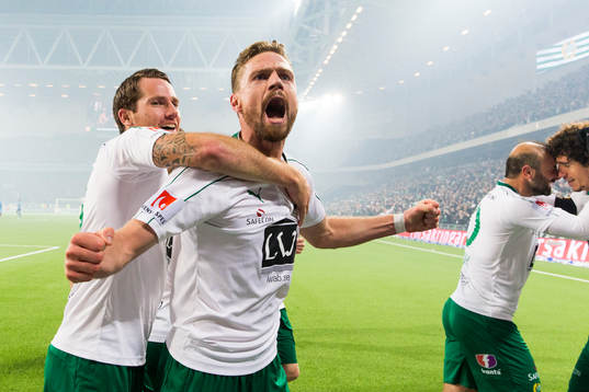 Hammarbys Johan Persson och Arnór Smárason jublar efter att Hammarbys Romulo Cabral Pereira Pinto (ej i bild) gjort 3-2