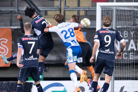 Gefles Joshua Nadeau nickar bollen till 3-3 framför IFK