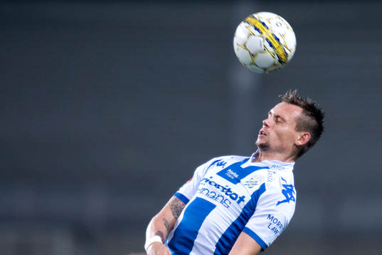IFK Göteborgs Jakob Ankersen nickar bollen