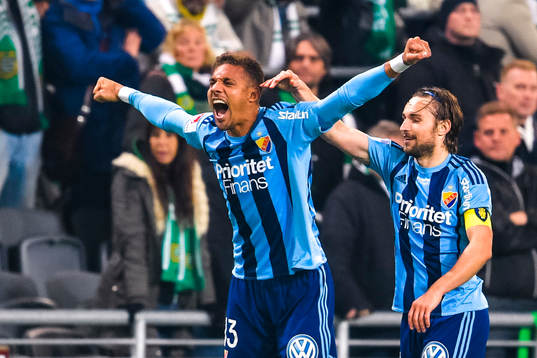 Djurgårdens Mathias Ranegie och Kevin Walker jublar efter 0-2