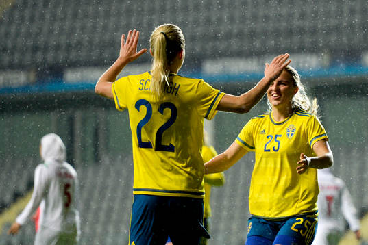 Sveriges Olivia Schough och Mimmi Larsson jublar efter 1-0 av Larsson