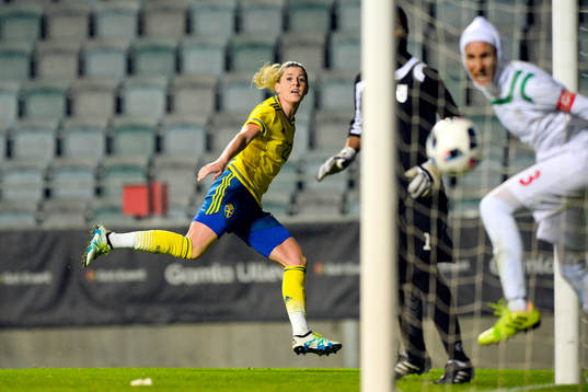 Sveriges Olivia Schough gör 3-0 bakom Irans målvakt Mahdeyeh Molai och Koyestan Khosravi