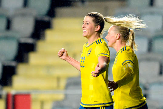 Sveriges Olivia Schough och Jonna Andersson jublar efter 5-0 av Schough