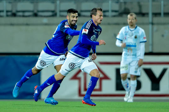 Sundsvalls Eric Larsson och Stefan Silva jublar efter 1-1 av Larsson