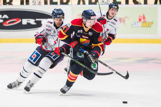 Djurgårdens Alexander Falk i kamp om pucken Linköpings