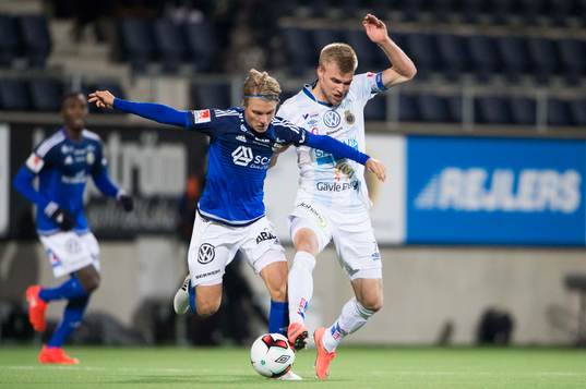 Sundsvalls Erik Granat och Gefles Robin Nilsson i kamp om boll