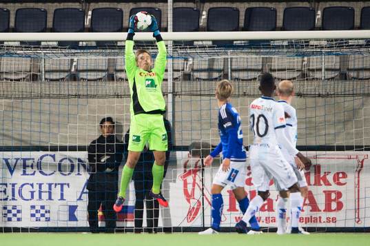 Gefles målvakt Andreas Andersson räddar ett skott
