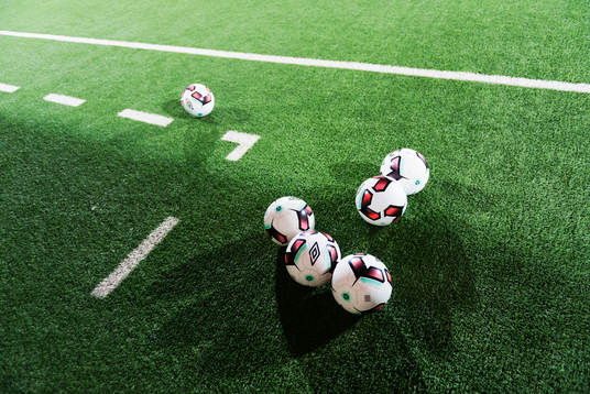 Fotbollar ligger på planen