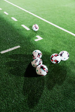 Fotbollar ligger på planen
