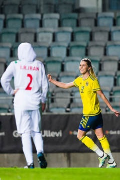 Sveriges Olivia Schough jublar efter att hon nickat in 1-0-målet