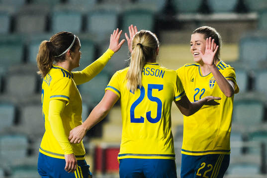 Sveriges Hanna Folkesson och Mimmi Larsson jublar med målskytten till 2-0 Olivia Schough