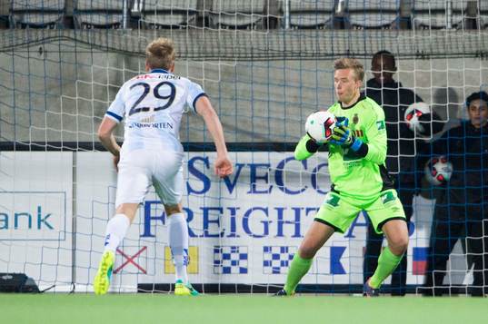 Gefles målvakt Andreas Andersson räddar ett skott