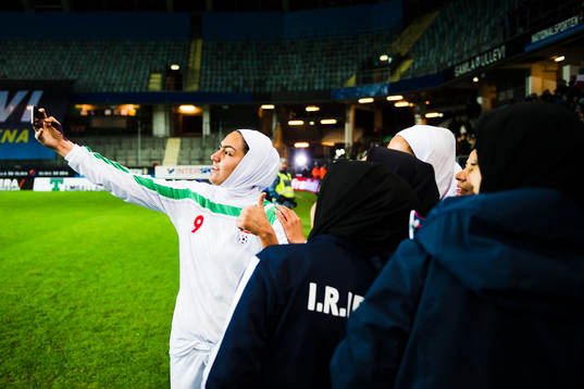 Irans Zahra Ghanbari tar en bild på sig och laget