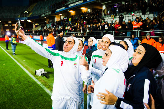 Irans Zahra Ghanbari tar en bild på sig och laget