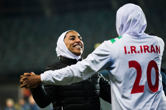 En Iransk spelare jublar med Irans Sohyla Nezambadi