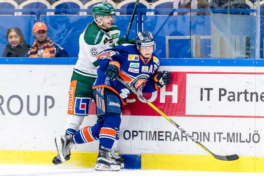 Växjös Tuomas Kiiskinen försöker tackla Färjestads