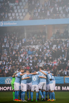 Malmö FFs spelare samlas i en ring