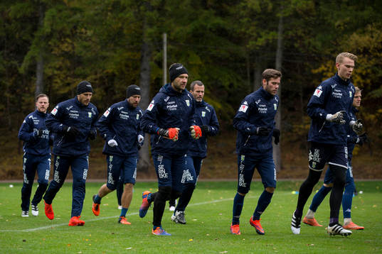 IFK Göteborgs målvakt John Alvbåge (mitten) , Emil