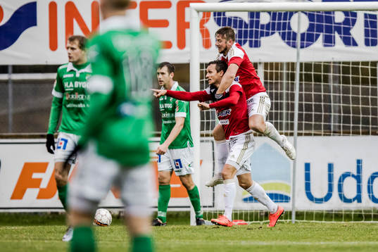 Degerfors Shpetim Hasani har gjort 2-3 och jublar med Degerfors Peter Samuelsson