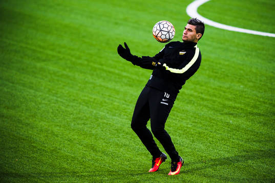 Häckens Paulo de Oliveira tar ner bollen på bröstet