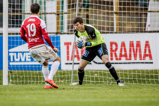 Ljungskiles målvakt August Strömberg tar bollen före