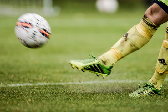 Degerfors målvakt Oscar Klasson skjuter en inspark