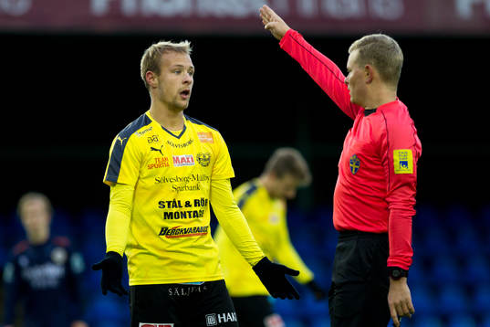 Mjällbys Joel Wedenell reagerar på domslut