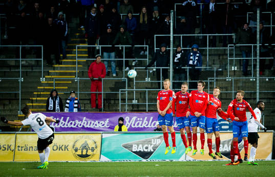 Örebros Astrit Ajdarevic skjuter frispark