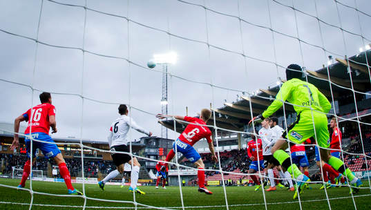 Örebros Robert Åhman Persson och Helsingborgs målvakt