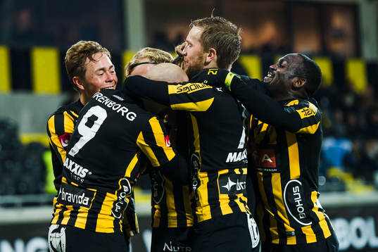 Häckens Joel Andersson, Alexander Farnerud, Gustav Berggren, Rasmus Lindgren och John Owoeri jublar med målskytten till 2-1 Emil Wahlström