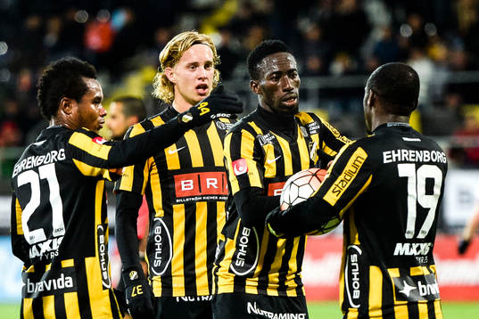 Häckens Nasiru Mohammed , Gustav Berggren , Demba Savage och John Owoeri jublar efter 1-1