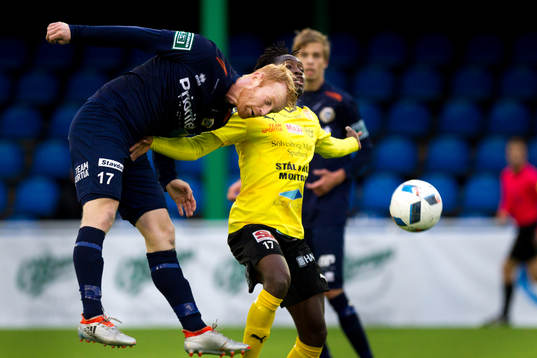 Utsiktens Robin Jonsson i en duell med Mjällbys Mamudu Moro