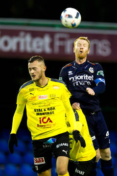 Mjällbys Albert Ejupi i en nickduell med Utsiktens  Robin