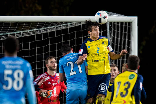 Ängelholms Erik Johansson nickar undan