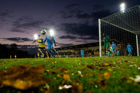 Athletics Jernade Meade nickar undan bollen framför