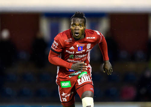 s Tetteh Komey jublar efter sitt 4-2 mål under fotbollsmatchen i division 1 norra mellan Piteå och Umeå den 23 oktober 2016 i Piteå.