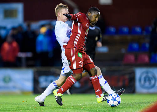 s Yanku Marrah i kamp med Umeås Erik Lundström under fotbollsmatchen i division 1 norra mellan Piteå och Umeå den 23 oktober 2016 i Piteå.