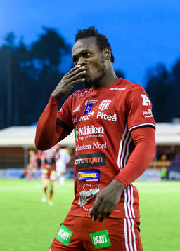 s Tetteh Komey jublar efter sitt 4-2 mål under fotbollsmatchen i division 1 norra mellan Piteå och Umeå den 23 oktober 2016 i Piteå.