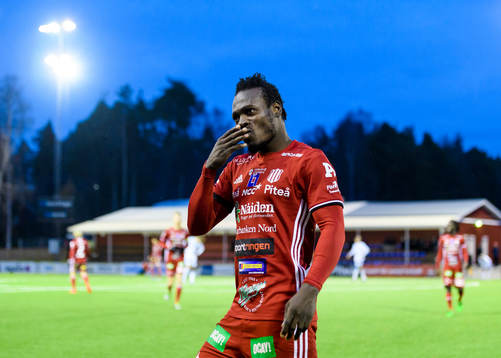 s Tetteh Komey jublar efter sitt 4-2 mål under fotbollsmatchen i division 1 norra mellan Piteå och Umeå den 23 oktober 2016 i Piteå.