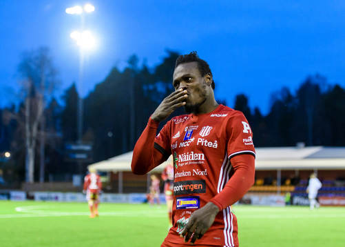 s Tetteh Komey jublar efter sitt 4-2 mål under fotbollsmatchen i division 1 norra mellan Piteå och Umeå den 23 oktober 2016 i Piteå.