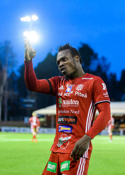 s Tetteh Komey jublar efter sitt 4-2 mål under fotbollsmatchen i division 1 norra mellan Piteå och Umeå den 23 oktober 2016 i Piteå.
