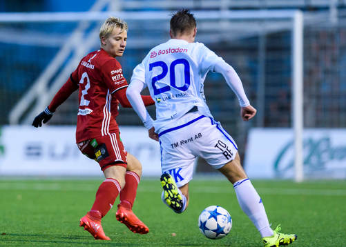 s Henrik Millbert utmanas av Umeås Radoslaw Erlich under fotbollsmatchen i division 1 norra mellan Piteå och Umeå den 23 oktober 2016 i Piteå.