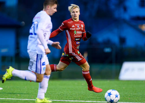 s Henrik Millbert utmanas av Umeås Radoslaw Erlich under fotbollsmatchen i division 1 norra mellan Piteå och Umeå den 23 oktober 2016 i Piteå.