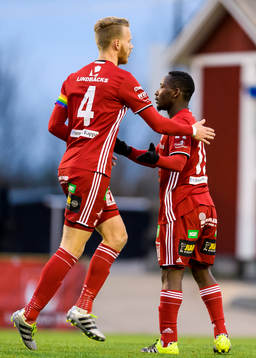 s William Olausson jublar tillsammans med Yanku Marrah efter sitt 1-0 mål under fotbollsmatchen i division 1 norra mellan Piteå och Umeå den 23 oktober 2016 i Piteå.